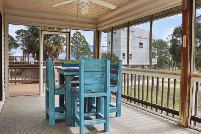 Outdoor Dining on Screened Deck
