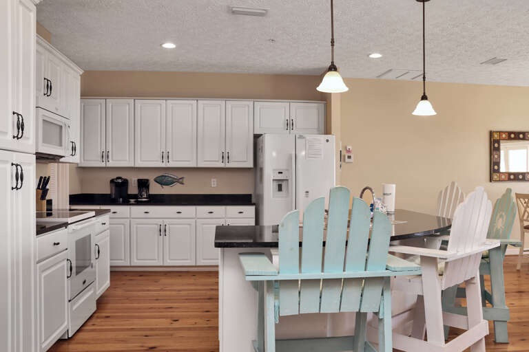 Kitchen with Kitchen Island Kitchen with Kitchen Island