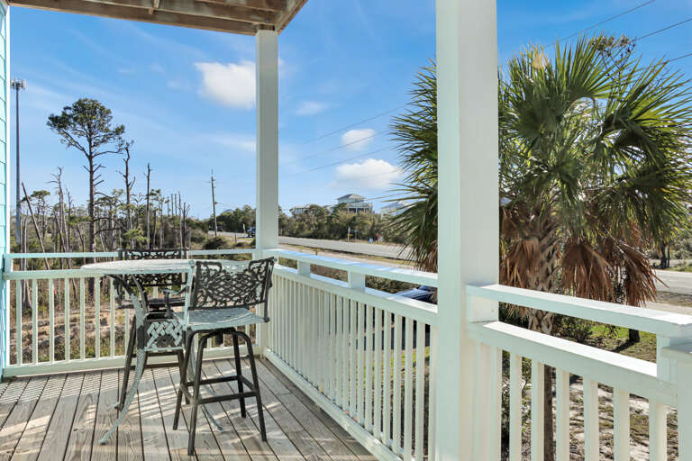 Outdoor Dining on First Floor Deck