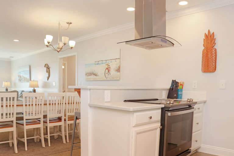 Kitchen with Breakfast Bar, Stove and Range Hood Kitchen with Breakfast Bar, Stove and Range Hood