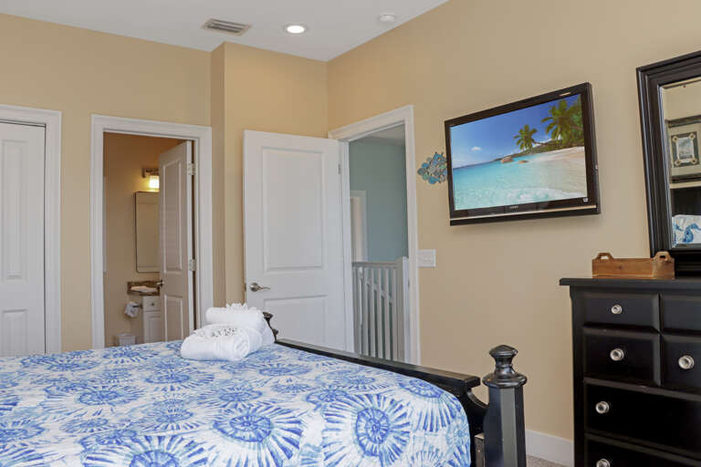 Bedroom 3 with TV and Full Bathroom