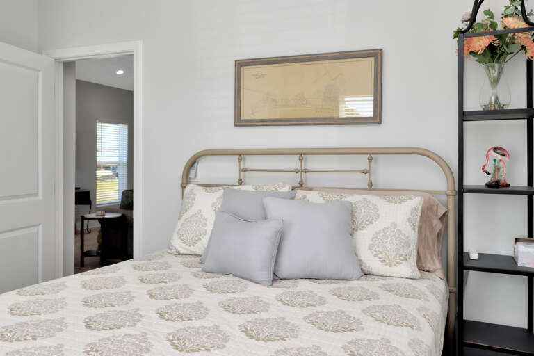 Guest bedroom with Queen Bed