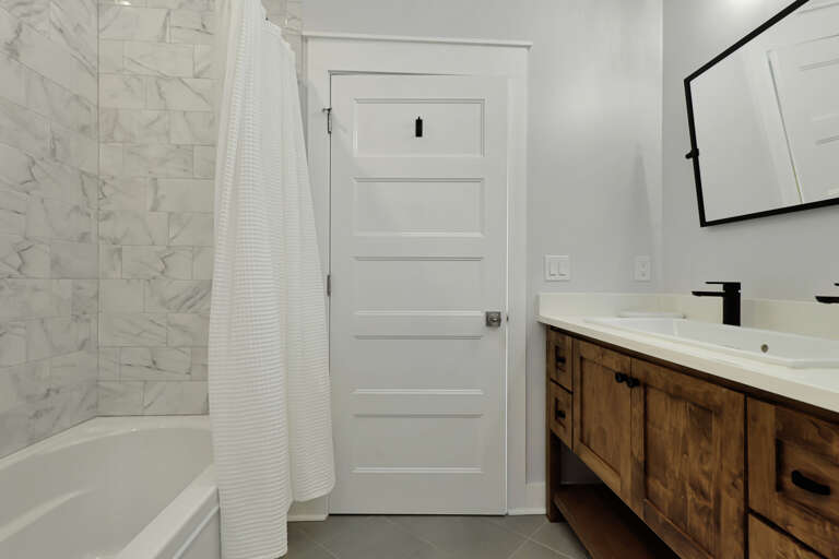 Bedroom 4 - Full Bathroom with Tub