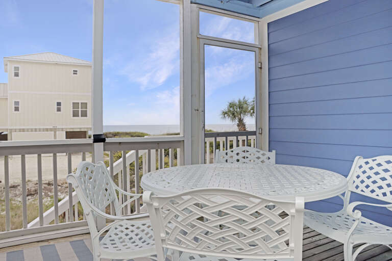 Outdoor Dining on Screened Deck