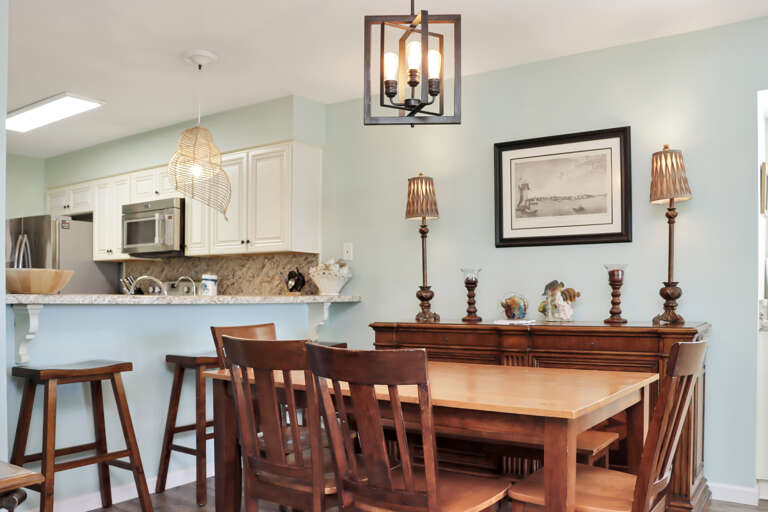 Dining Area and Kitchen Bar