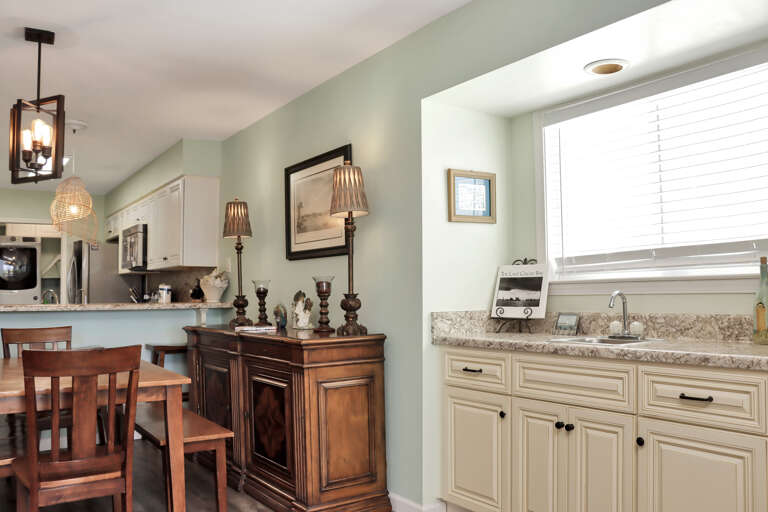 Wet Bar and Dining Area Wet Bar and Dining Area