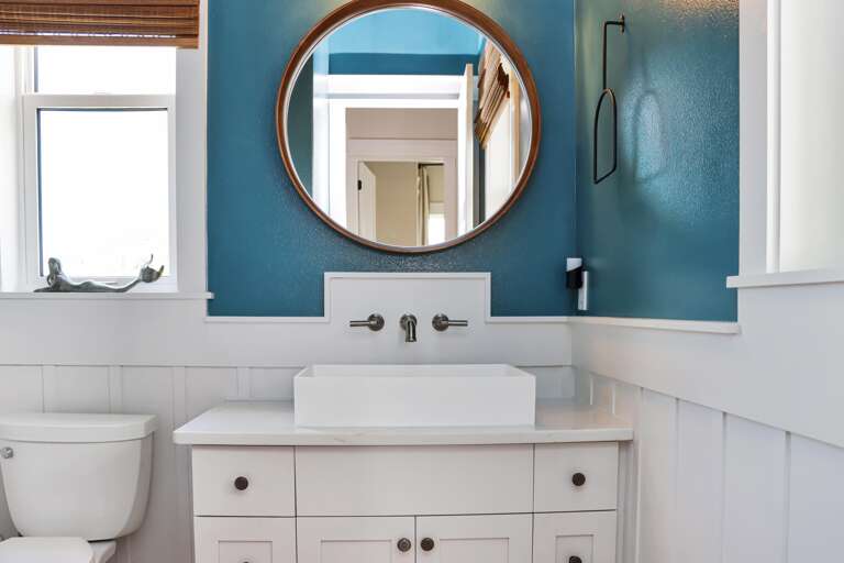 Top Floor Full Bathroom