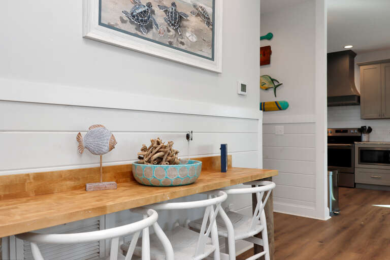 Breakfast Bar and Kitchen