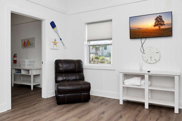 Ground Floor Studio with TV and Laundry Room