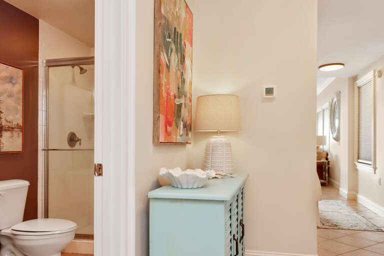 Full Bathroom in Hallway