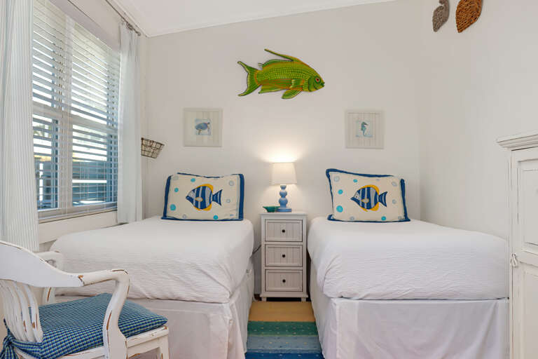 Bedroom 2 with Two Twin Beds