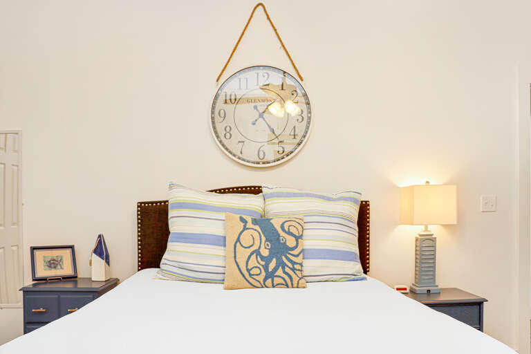 Bedroom 1 - Queen Bed