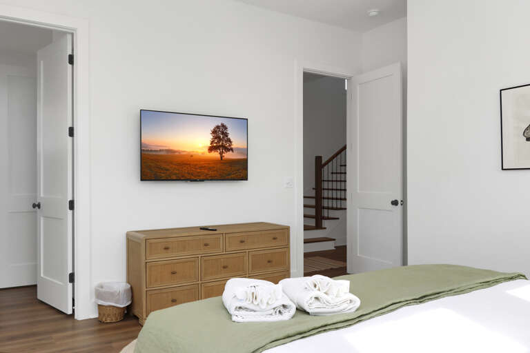 Bedroom 3 with TV and Full Bath