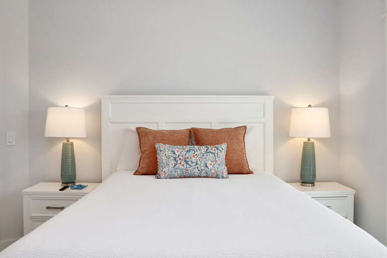 Bedroom 1 - Queen Bed