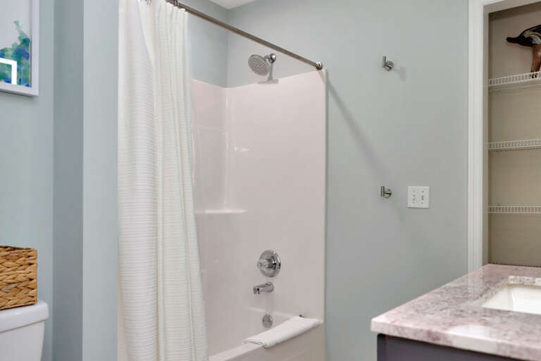 Full Bathroom with Tub/Shower Combo