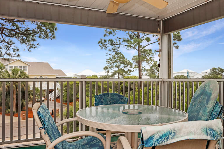 Outdoor Dining on Screened Deck
