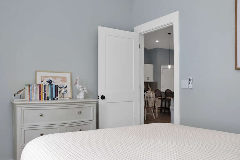 Guest bedroom 1 - Queen Bed