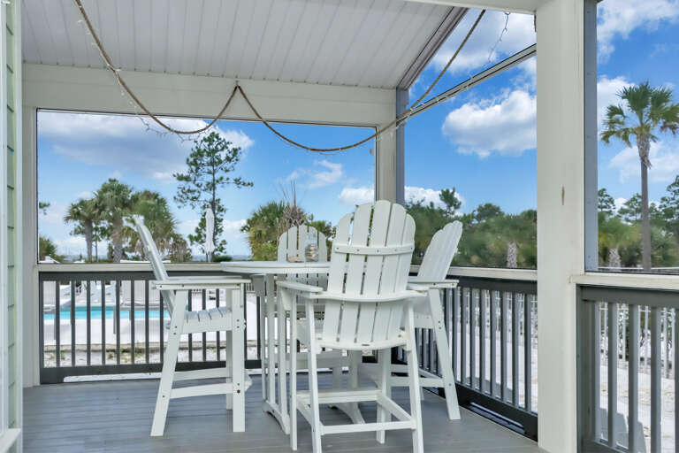 Outdoor Dining on Screened Porch