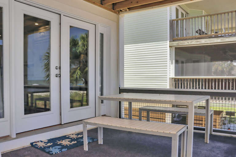 Outdoor Dining on Screened Deck