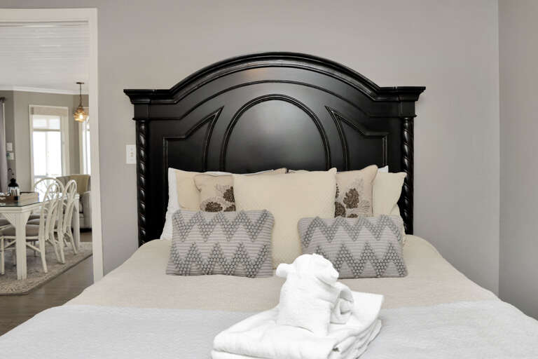 Bedroom 1 - Queen Bed