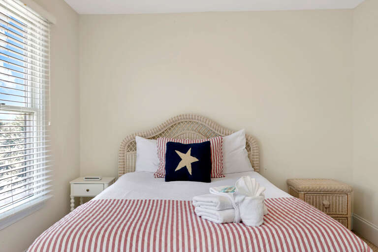 Bedroom 2 - Queen Bed