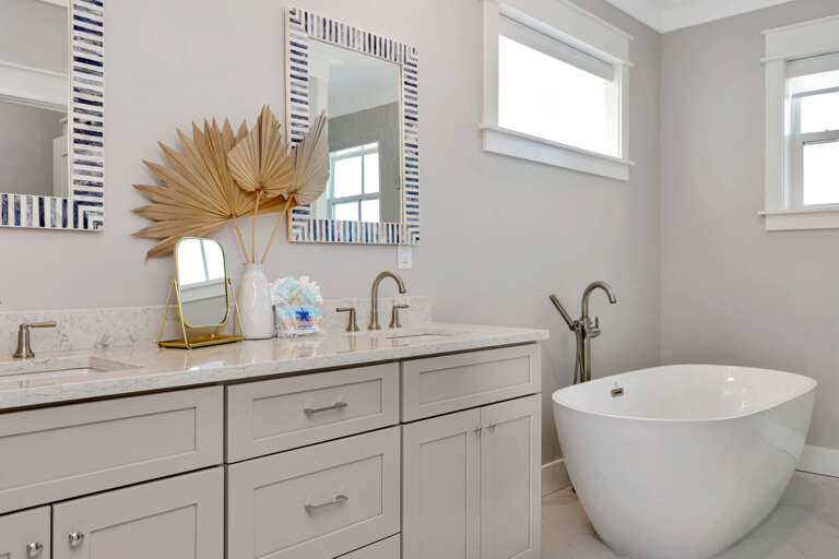 Bedroom 8 - Master Bathroom with Tub