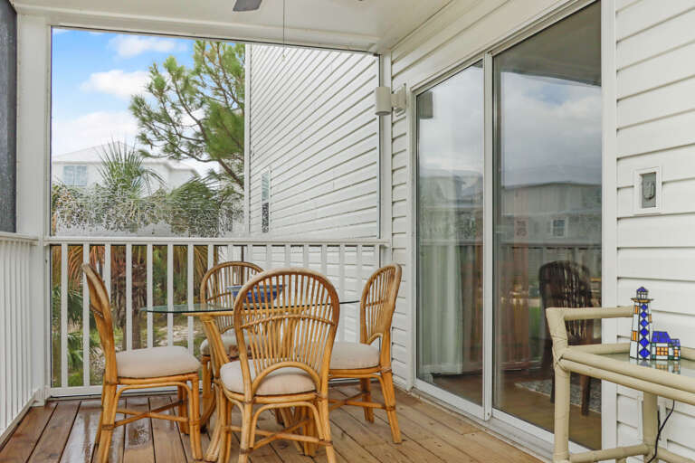 Outdoor Dining on Screened Deck