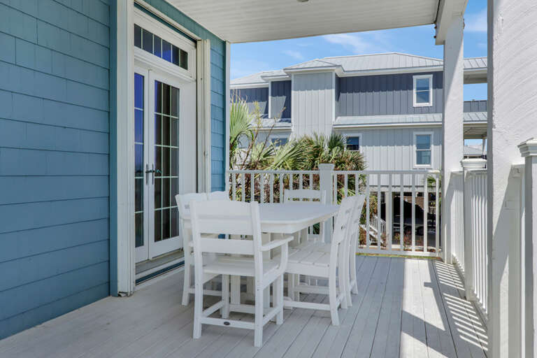 Outdoor Dining On Main Floor Deck