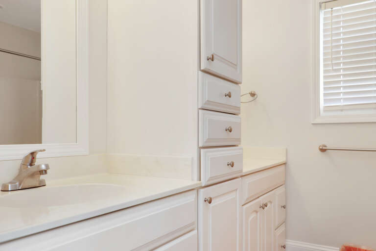 Upstairs Full Bathroom