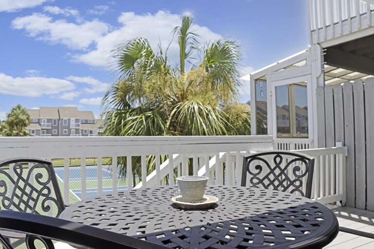Outdoor Dining on Main Floor Deck