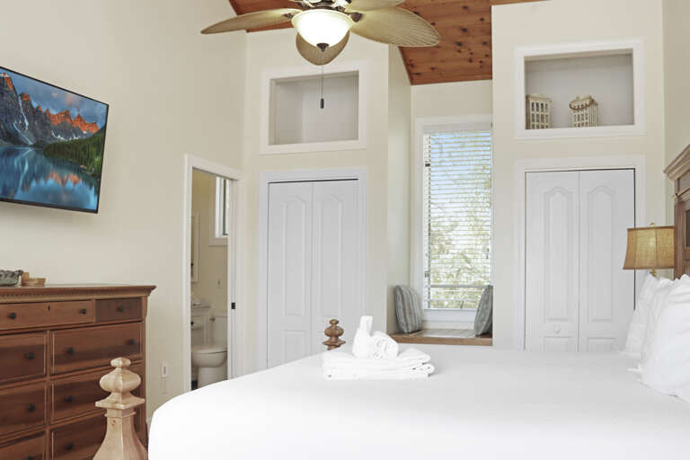 Bedroom 2 with TV and Full Bathroom