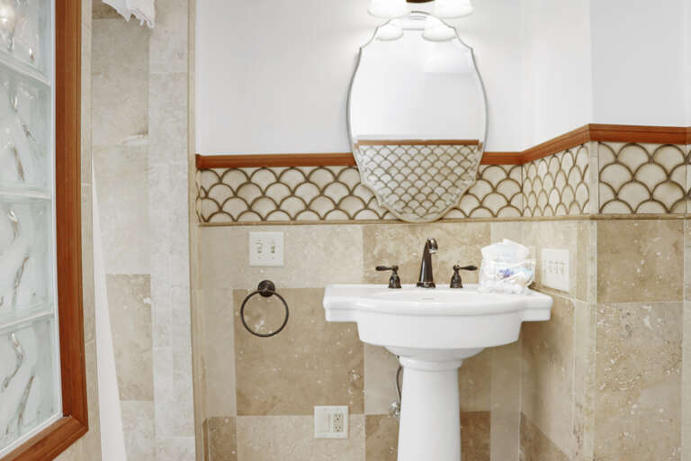 Upstairs Full Bathroom