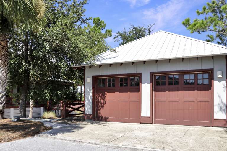 Backside of House Sits in Cul-De-Sac Drive