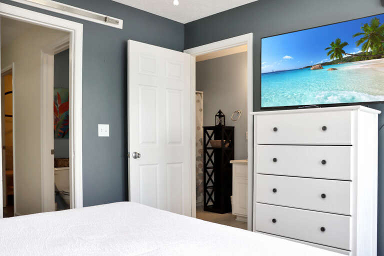 Bedroom 3 with TV and Full Bathroom