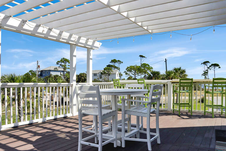 Outdoor Dining on Pergola Deck
