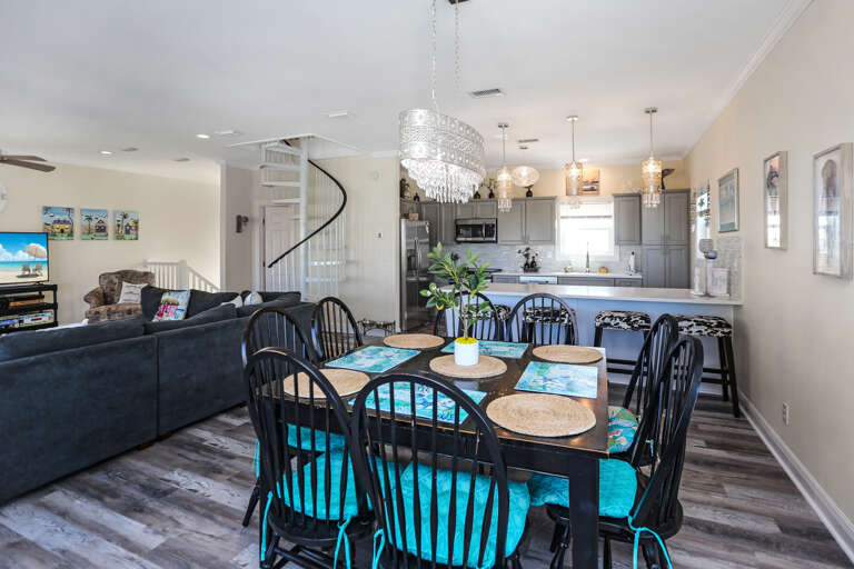 Dining Area & Kitchen