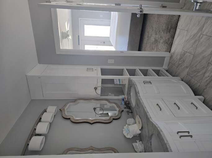 Full Bath between Bedrooms