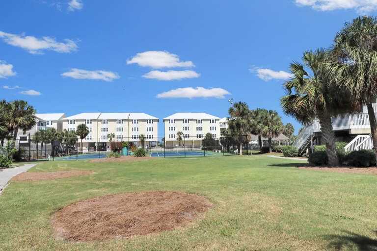 Close Distance to Tennis Courts and Pool