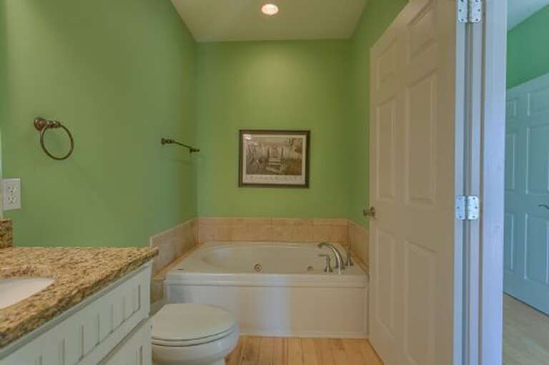 Bedroom_6_Full_Bath_with_Large_Tub