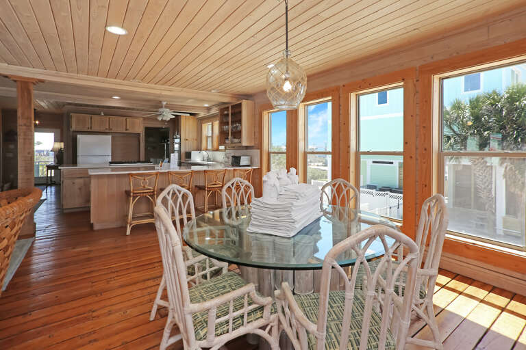 Dining Area & Kitchen