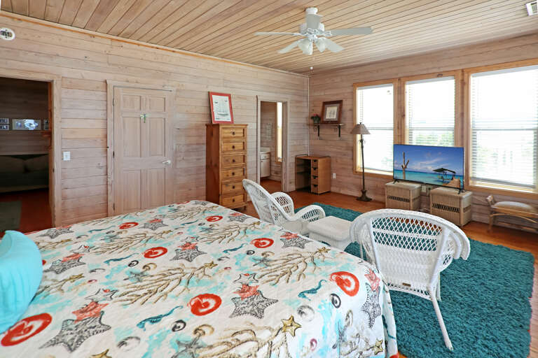 Bedroom 4 with TV & Full Bath