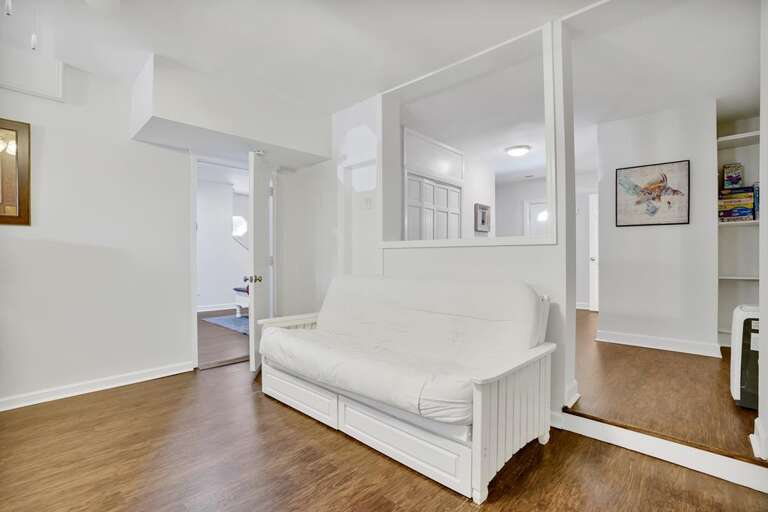 GROUND FLOOR -KING WITH FUTON