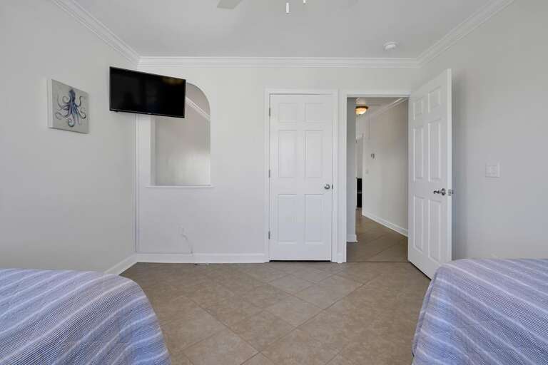 TOP FLOOR -TWIN BEDROOM WITH TV