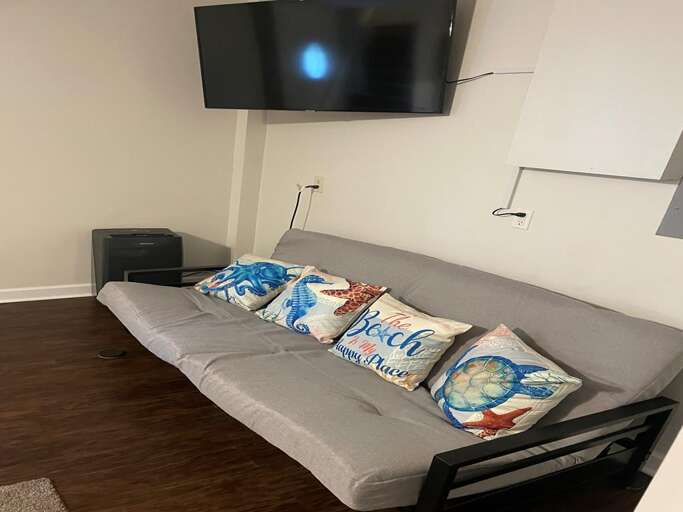 GROUND FLOOR- DEN FULL FUTON