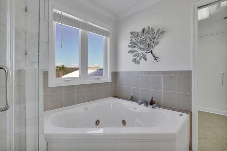 TOP FLOOR -WITH WHIRLPOOL TUB
