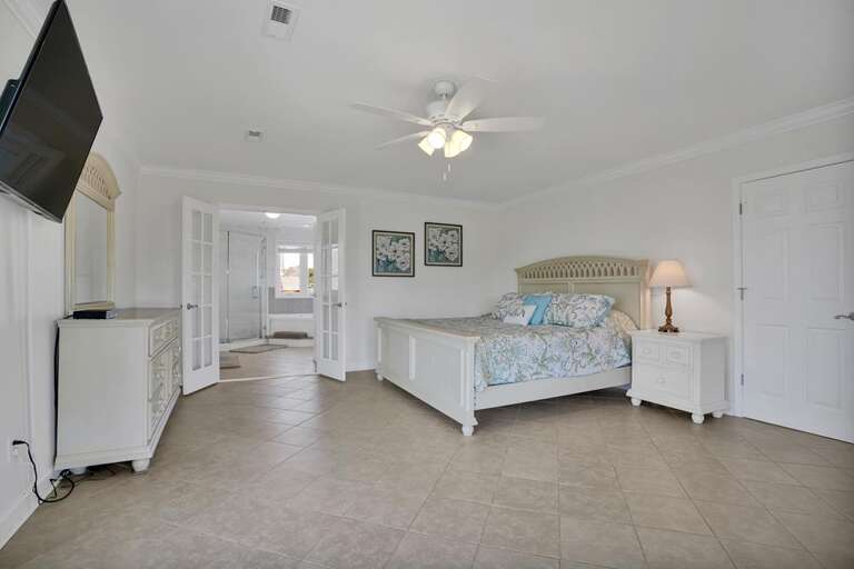 TOP FLOOR -KING WITH EN SUITE