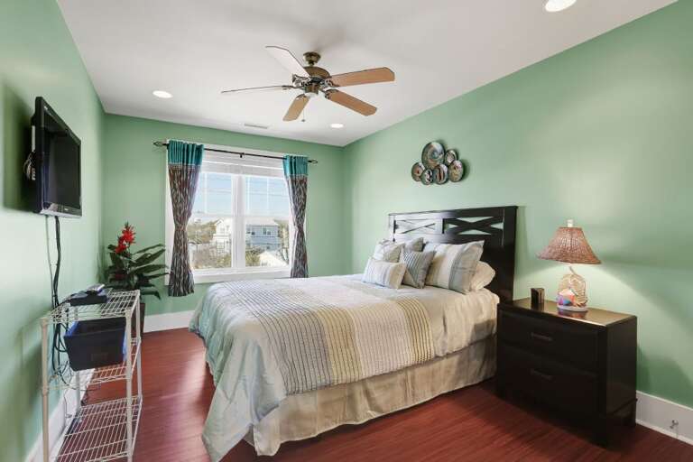 3RD FLOOR QUEEN BEDROOM