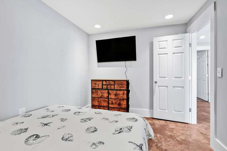 GROUND FLOOR QUEEN BEDROOM W TV VIEW 2