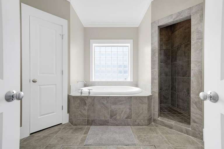 EN SUITE WITH WHIRLPOOL & SHOWER