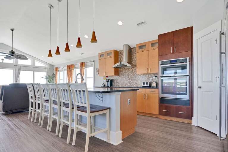 LARGE ISLAND WITH SEATING